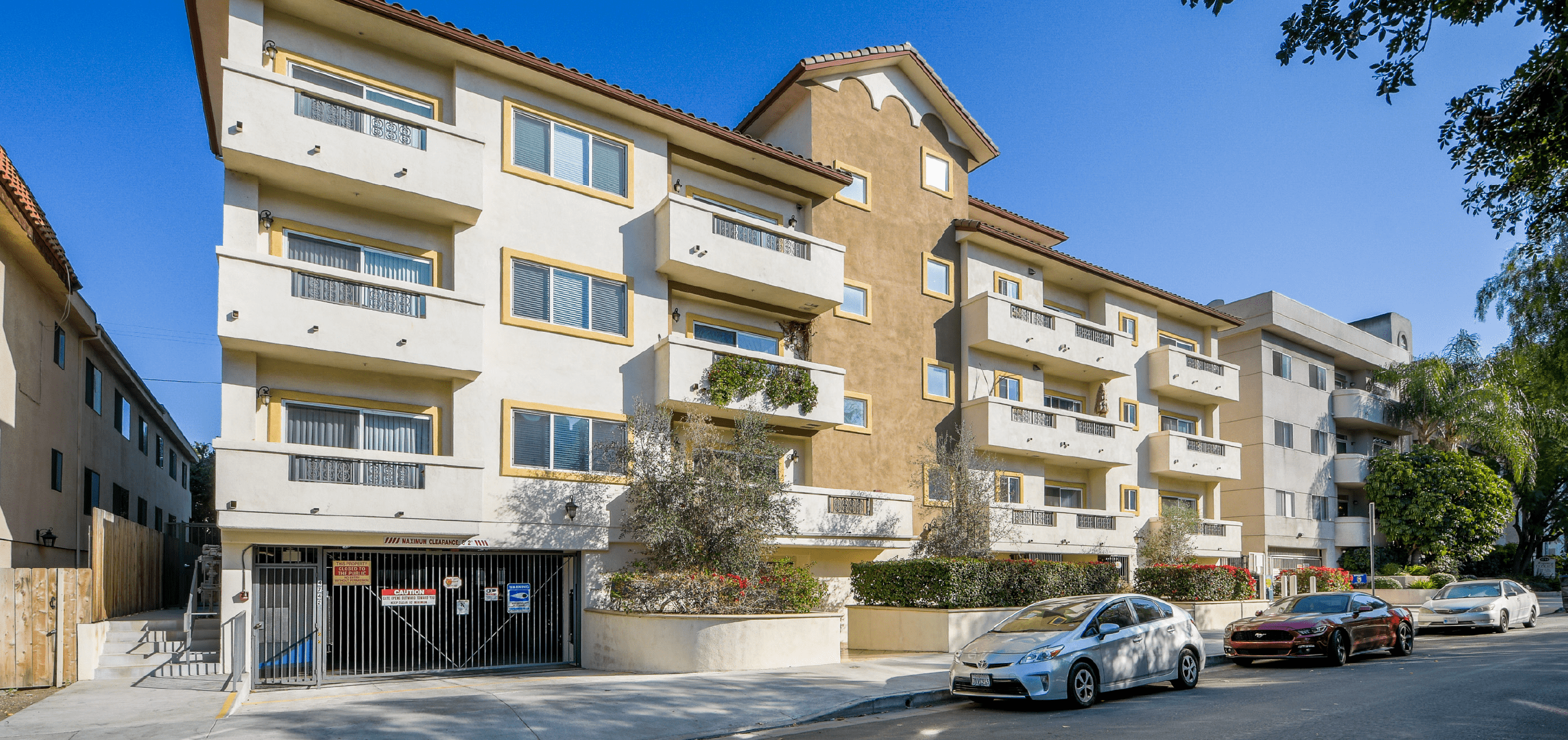 Exterior of 4742 Sepulveda, a 21-unit trophy multifamily property in Sherman Oaks