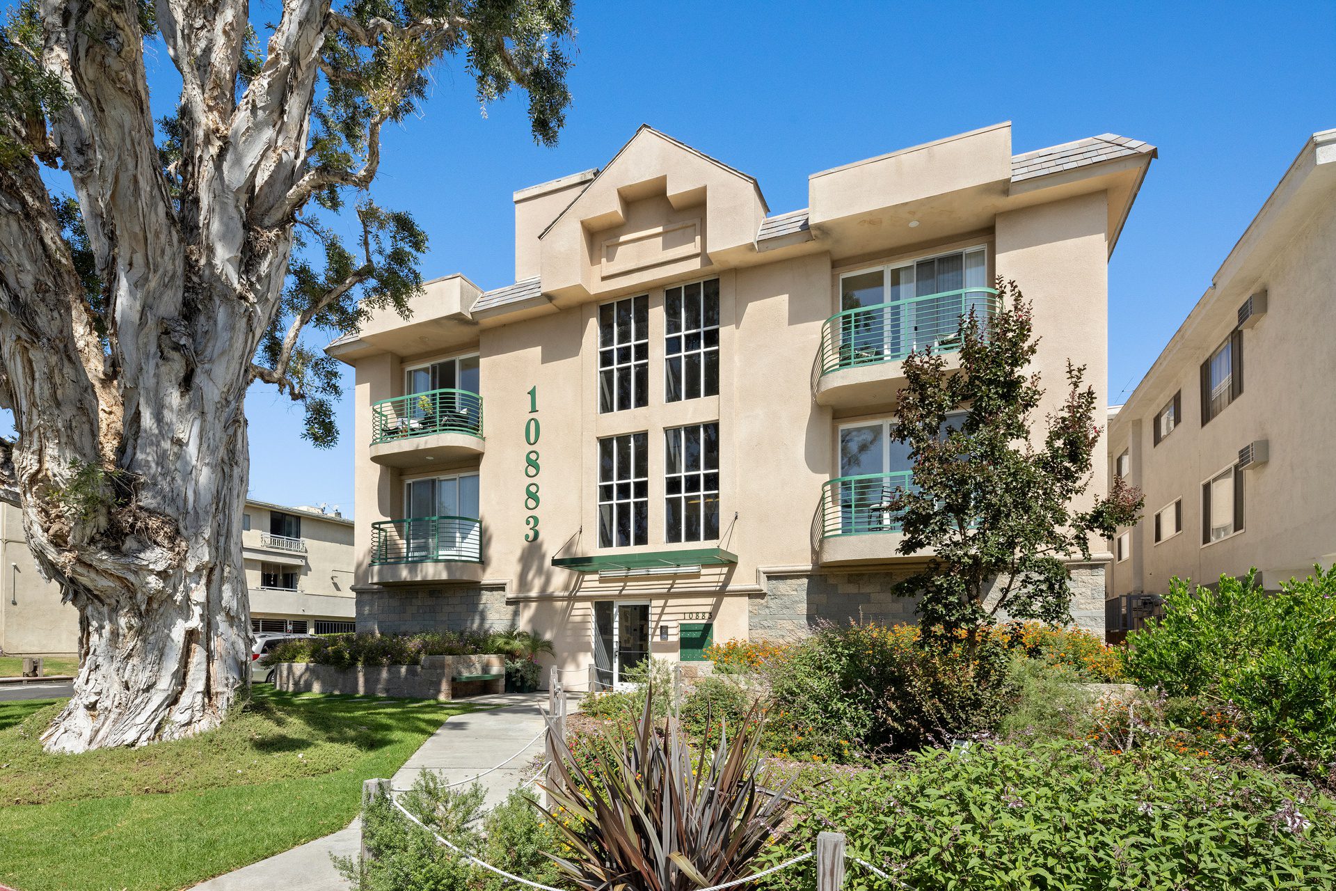 10883 rose - front of apartment complex with landscaping