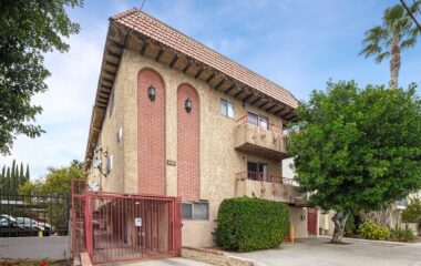 8135 reseda - property entrance