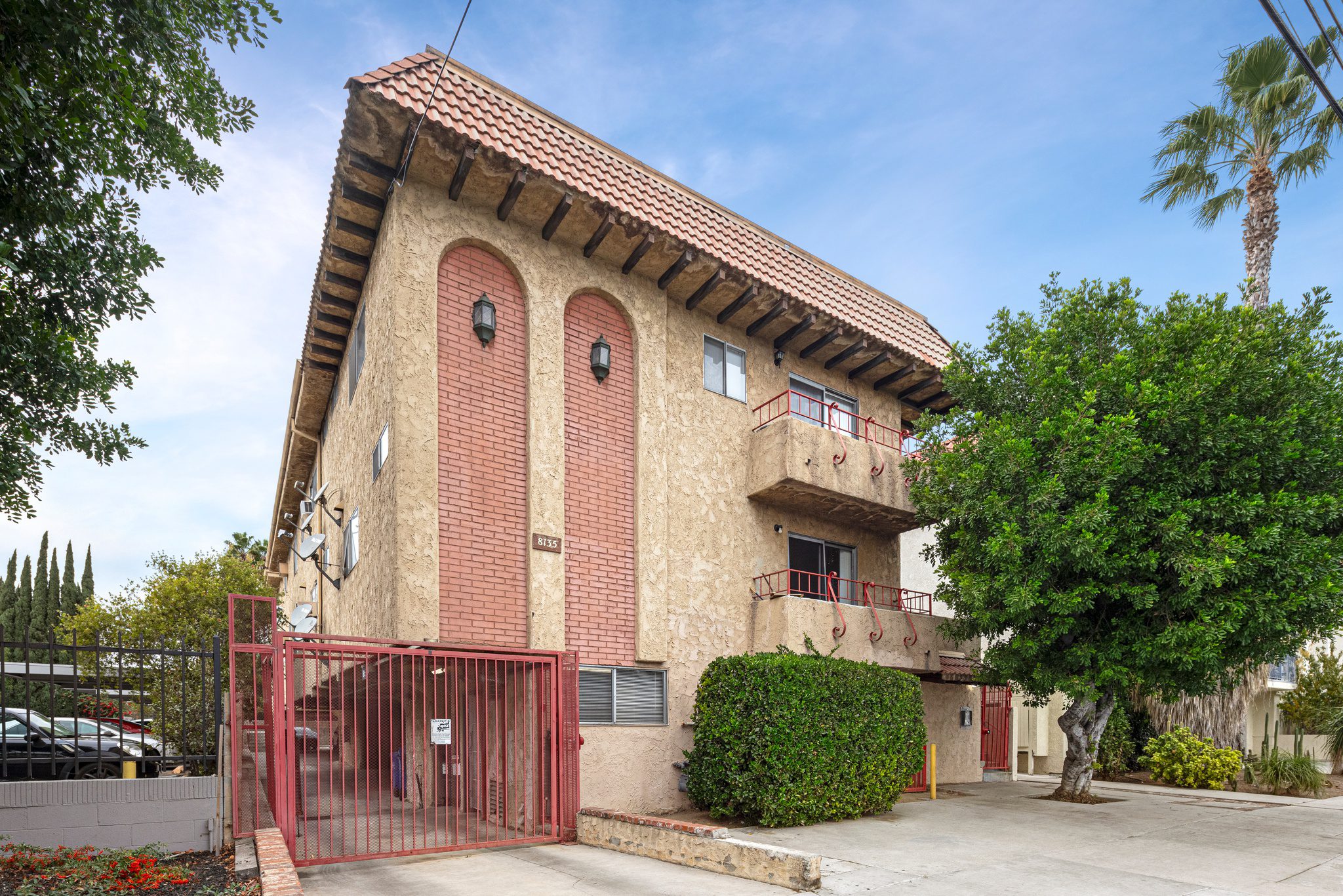 8135 reseda - property entrance